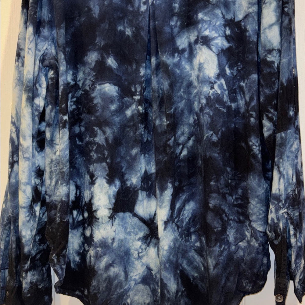ROCK & REPUBLIC DARK BLUE TYEDYE BUTTON DOWN SHIRT SIZE LARGE PTP 21”
L/S - Picture 6 of 8